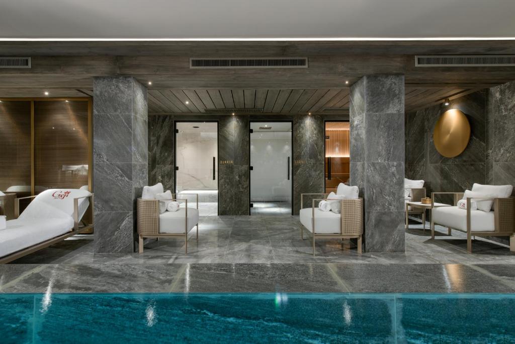 Hotel Le K2 Chogori Wellness France Pool