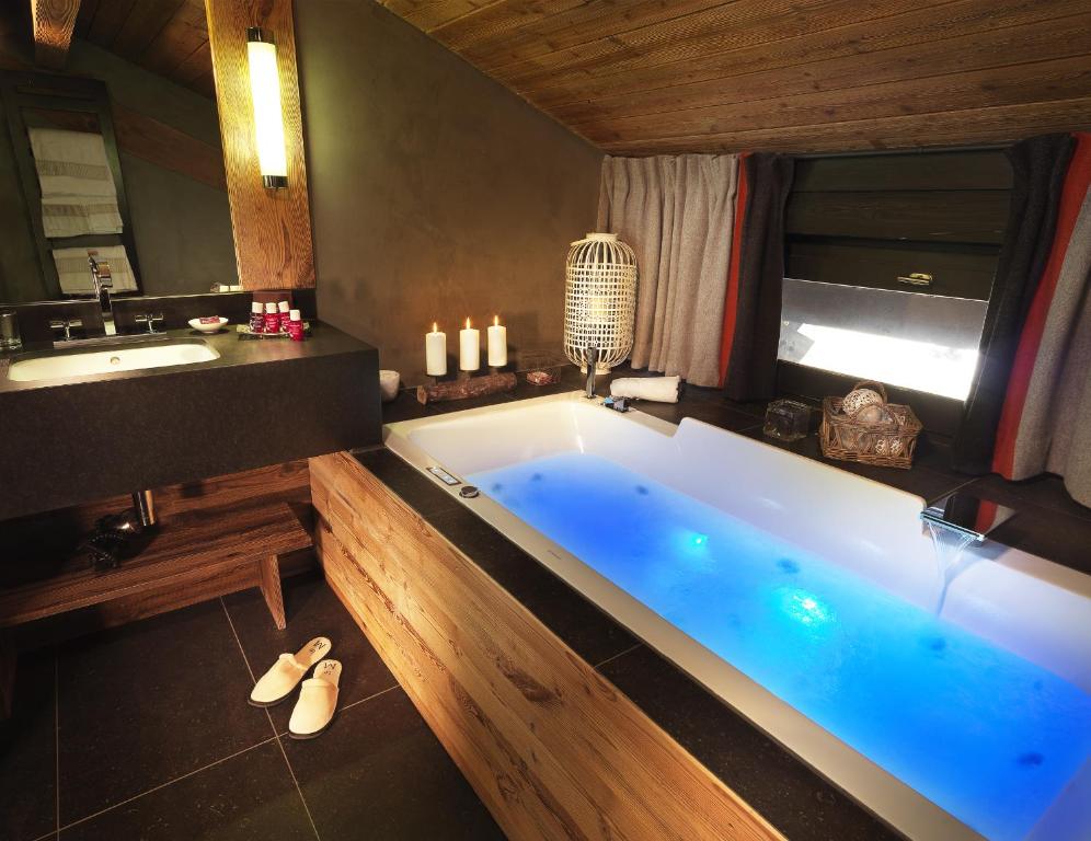 M de Megève Wellness Hotel France Jacuzzi