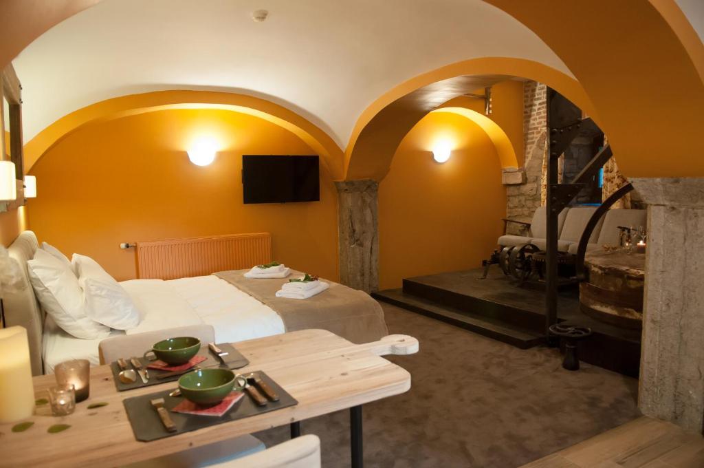 river-lodge-hotel-insolite-wellness-hotels-belgium-1 River Lodge Hotel Insolite Wellness Maredsous TV