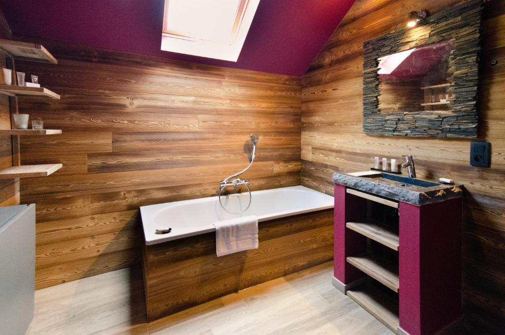 river-lodge-hotel-insolite-wellness-hotels-belgium-5 River Lodge Hotel Insolite Wellness Maredsous Bath