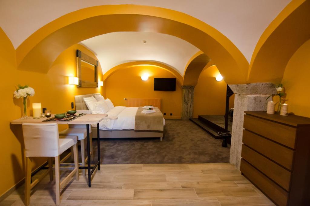 river-lodge-hotel-insolite-wellness-hotels-belgium-6 River Lodge Hotel Insolite Wellness Maredsous Room